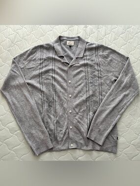 Men's Gray Knit Button-Front Cardigan with Subtle Pattern